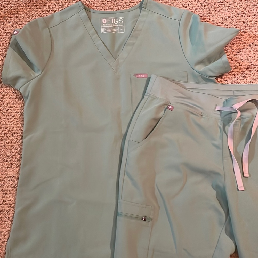 Figs size medium mint green set like new